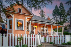 The Golden Parlor- Historic Victorian, Hot Tub